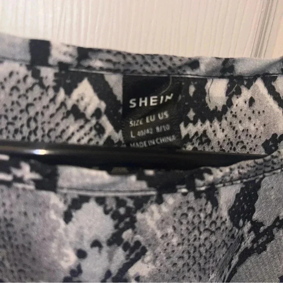 Shein womens top -alligator design black and white as color -sz lg - Picture 2 of 4